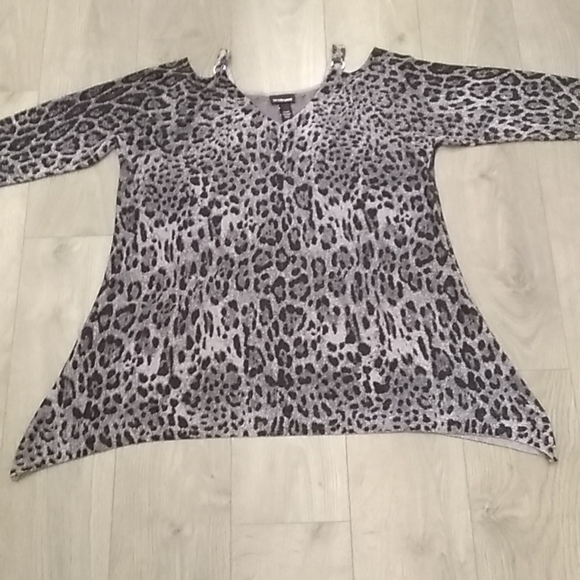 Lane Bryant, Sparkling V Neck, Cold Shoulder Top, Size 26/28 - Picture 3 of 6